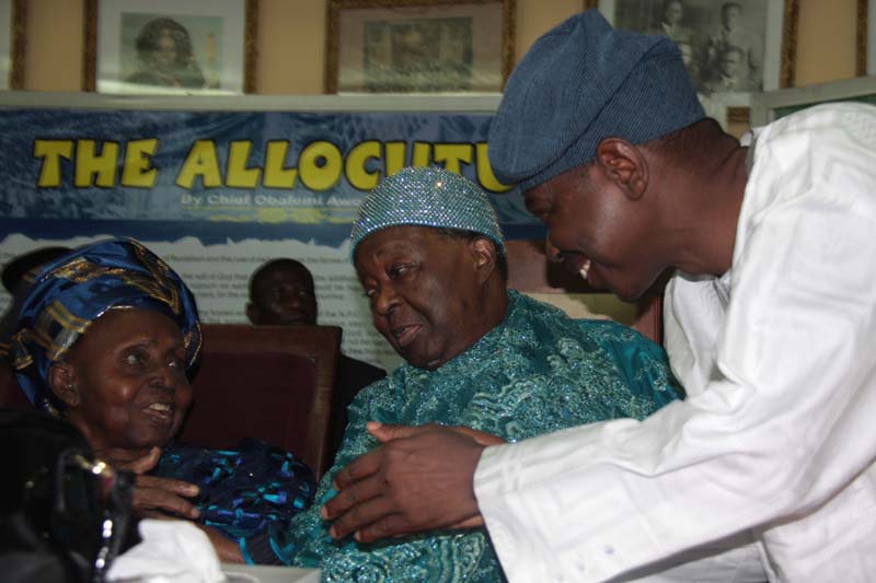  - (L) Mrs H.I.D. awolowo, Oba Okunade Sijuwade, and Prof Oladipupo Afolabi, Head of Service FGN